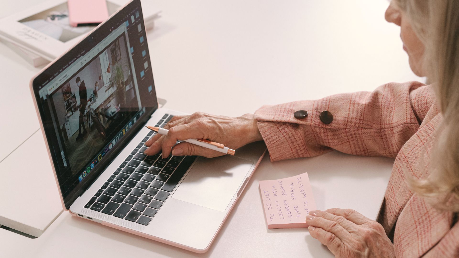 Kvinna arbetar vid laptop – strategi och digitalisering